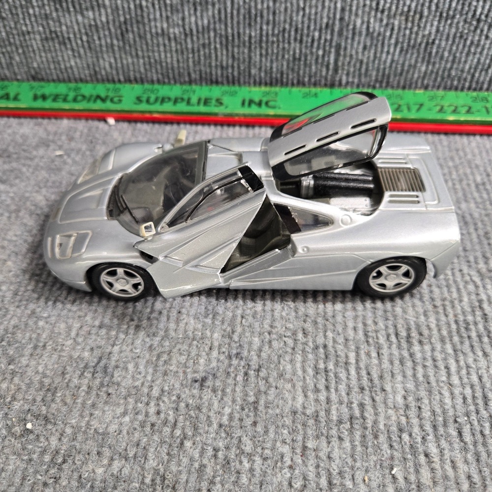 Maisto McLaren F1 1:18 Diecast Model Car Silver Hinged Doors